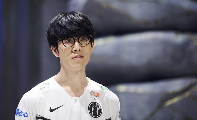 LPL主持余霜昨日赛后返图：这应该算芭比粉了吧～